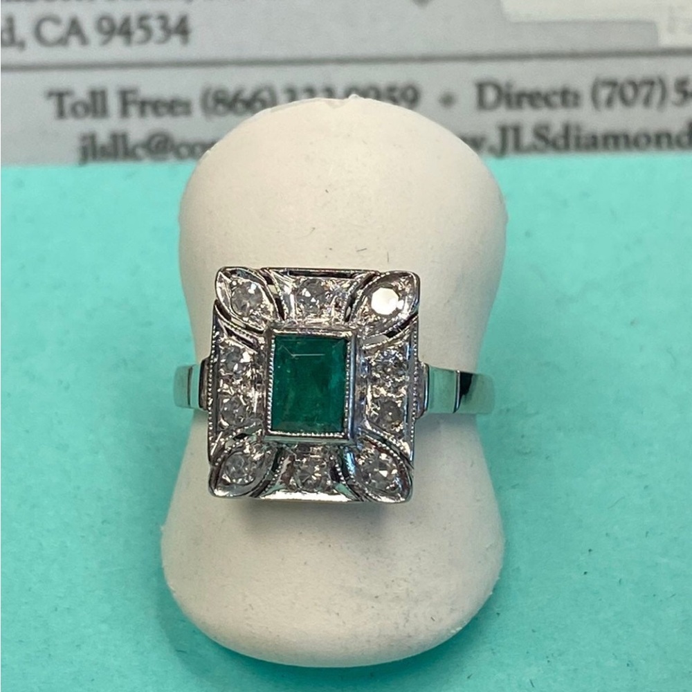 Elegant Emerald and Diamond Vintage Ring